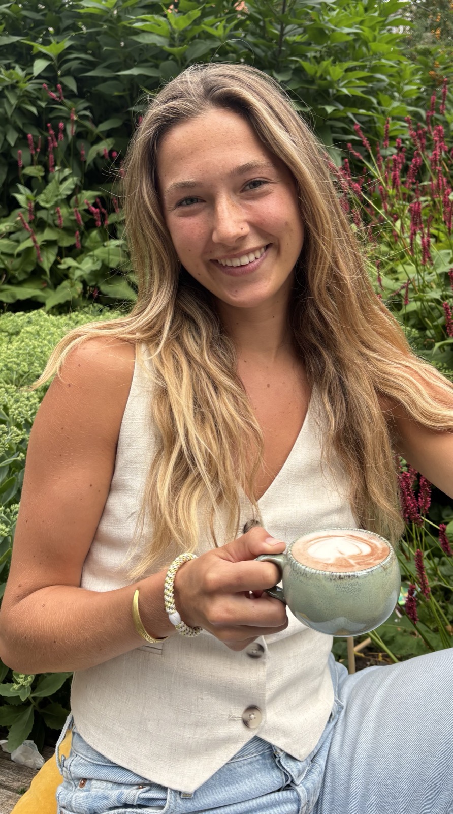Mirelle Aarsen in een zittende, ontspannen houding